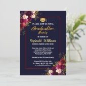 Rustikale Burgundy Bloral Graduation Party Einladung (Stehend Vorderseite)
