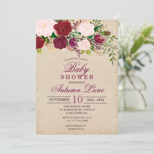 Rustikale Burgundy Blumendusche Einladung (Stehend Vorderseite)