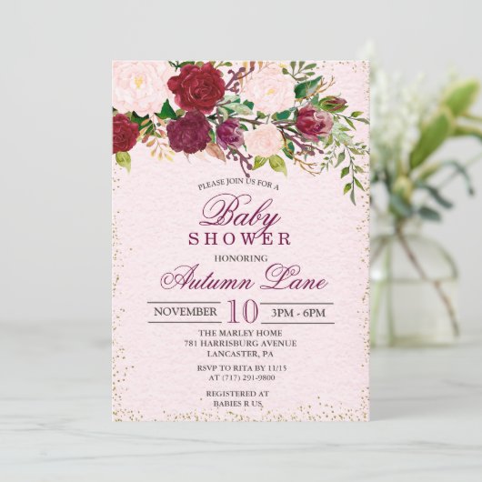 Rustikale Burgundy Blumendusche Einladung (Stehend Vorderseite)