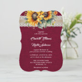 Rustikale Burgundy Burlap Lace Sunflower Wedding Einladung (Stehend Vorderseite)