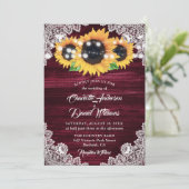 Rustikale Burgundy Burlap Lace Sunflower Wedding Einladung (Stehend Vorderseite)