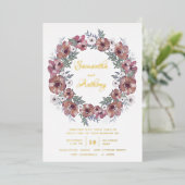 Rustikale Burgundy Floral Gold Script Wedding Folieneinladung (Stehend vorne)