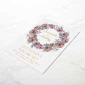 Rustikale Burgundy Floral Gold Script Wedding Folieneinladung (Gedreht)