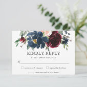 Rustikale burgundy Navy Pink Floral Wedding RSVP C Karte (Stehend Vorderseite)