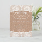 Rustikale Burlap Print & Lace Wedding Einladung (Stehend Vorderseite)