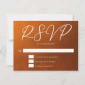 Rustikale Burnt Orange Typografy Herbsthochzeit RSVP Karte (Vorderseite)