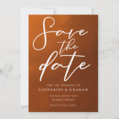 Rustikale Burnt Orange Typografy Herbsthochzeit Save The Date (Vorderseite)