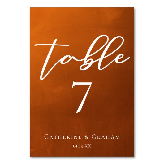 Rustikale Burnt Orange Typografy Herbsthochzeit Tischnummer (Vorderseite)