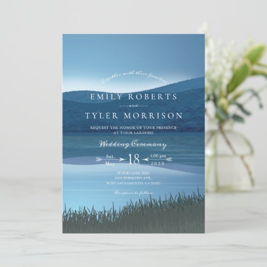 Rustikale Calming Lakeside Hochzeit Einladung (Stehend Vorderseite)