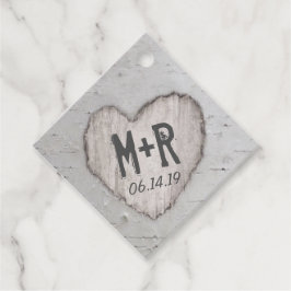 Rustikale Carved Heart Initials Birch Tree Wedding Geschenkanhänger