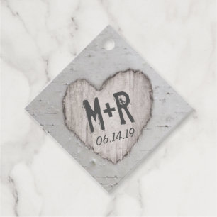 Rustikale Carved Heart Initials Birch Tree Wedding Geschenkanhänger