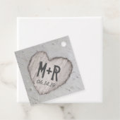 Rustikale Carved Heart Initials Birch Tree Wedding Geschenkanhänger (Beispiel)