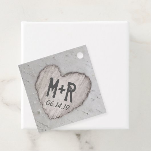 Rustikale Carved Heart Initials Birch Tree Wedding Geschenkanhänger (Beispiel)