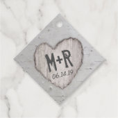 Rustikale Carved Heart Initials Birch Tree Wedding Geschenkanhänger (Vorderseite)