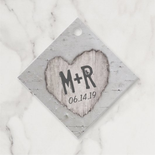 Rustikale Carved Heart Initials Birch Tree Wedding Geschenkanhänger (Vorderseite)