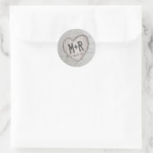 Rustikale Carved Heart Initials Birch Tree Wedding Runder Aufkleber (Tasche)