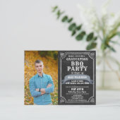 Rustikale Chalkboard Abschluss GRILLEN Party Einla Postkarte (Stehend Vorderseite)