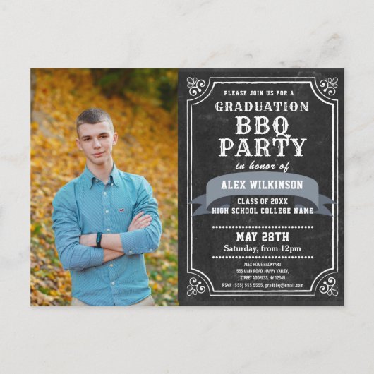 Rustikale Chalkboard Abschluss GRILLEN Party Einla Postkarte (Vorderseite)