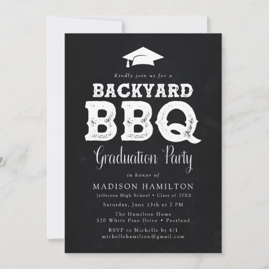 Rustikale Chalkboard Backyard GRILLEN Graduation P Einladung (Vorderseite)