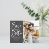 Rustikale Chalkboard Brush-Kalligraphie Rettete un Ankündigungspostkarte (Stehend Vorderseite)