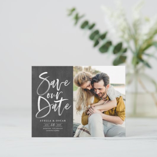 Rustikale Chalkboard Brush-Kalligraphie Rettete un Ankündigungspostkarte (Stehend Vorderseite)