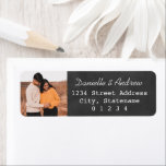 Rustikale Chalkboard Hochzeit Foto Rücksendeadress<br><div class="desc">Das weiche und einzigartige Adressetikett-Design zeichnet sich durch ein Foto,  eine ,  weiße Rücksendeadresse,  einen weichen schwarzen Bretterstil mit rustikalem Kreidegeflecht aus.</div>