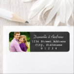 Rustikale Chalkboard Hochzeit Foto Rücksendeadress<br><div class="desc">Das weiche und einzigartige Adressetikett-Design zeichnet sich durch ein Foto,  eine ,  weiße Rücksendeadresse,  einen weichen schwarzen Bretterstil mit rustikalem Kreidegeflecht aus.</div>