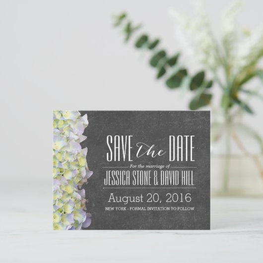 Rustikale Chalkboard Hydrangea Hochzeit retten das Ankündigungspostkarte (Stehend Vorderseite)