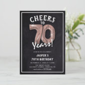 Rustikale Chalkboard Rose Gold Balloons 70. Geburt Einladung (Stehend Vorderseite)