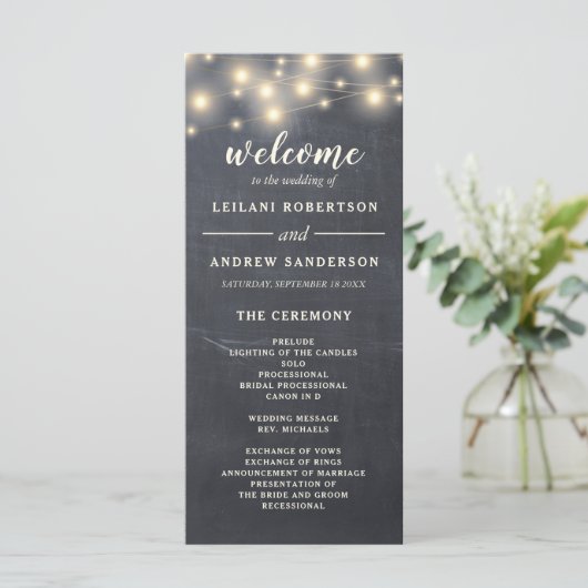 Rustikale Chalkboard String Light Wedding Programm (Stehend Vorderseite)