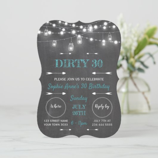 Rustikale Chalkboard String Lights Dirty 30 Geburt Einladung (Stehend Vorderseite)