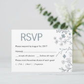 Rustikale Chalky Blue & White Floral RSVP Karte (Stehend Vorderseite)