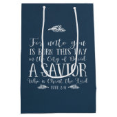 Rustikale Christliche Weihnachtsverse Typografie B Mittlere Geschenktüte (Rückseite)