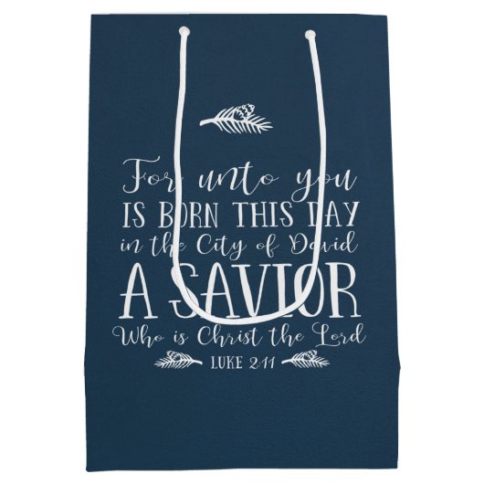 Rustikale Christliche Weihnachtsverse Typografie B Mittlere Geschenktüte (Rückseite)