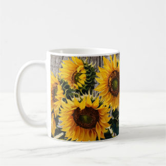 Rustikale Country-Sonnenblumen auf der Barnboard-P Kaffeetasse
