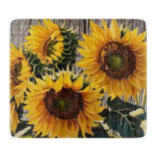Rustikale Country-Sonnenblumen auf der Barnboard-P Schneidebrett