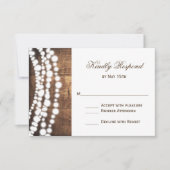 Rustikale Country String Lights Hochzeit RSVP Card (Vorderseite)