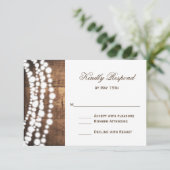 Rustikale Country String Lights Hochzeit RSVP Card (Stehend Vorderseite)