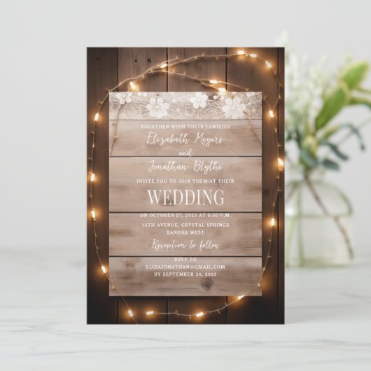 Rustikale Country String Lights Wood Lace Wedding Einladung (Stehend Vorderseite)