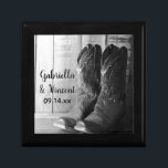 Rustikale Cowboy Boots Country Western Hochzeit Geschenkbox<br><div class="desc">Passen Sie die Rustikale Cowboy Boots Country Western Hochzeit Geschenkboxen mit den persönlichen Namen der Braut und Bräutigam und Ehefeiertag. Erstellen Sie ein personalisiertes Sake-Geschenk für die Neuvermählten oder ein Dankeschön für Ihre Hochzeitsbegleiter, Brautmädchen und Ihr Brautparty. Diese schicke Western-Hochzeitsfotografie mit digitalem Schwarz-Weiß-Foto aus Ledercowboy-Stiefeln mit einem Hintergrund aus verwittertem...</div>
