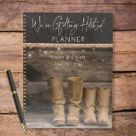 Rustikale Cowboystiefel für zwei Hochzeiten auf Ra Planer<br><div class="desc">Dieses Hochzeitsplanerheft lasse Ihnen, Ihre Liebe von allem, was rustikal und Cowboy - getragen Leder und Barnwood, und weiche Saitenleuchten, teilen, während Sie alle Ihre Termine und besonderen Momente in Ordnung behalten. Ideal für eine Scheune, ein Land oder einen lässigen Hochzeitsort. Erstellt von der einfachen Farmhouse Press, mit passenden Einladungen...</div>