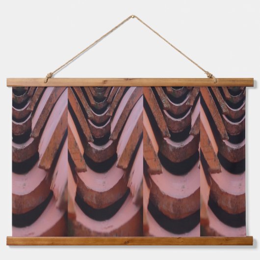 Rustikale Dachziegel mit einzigartiger Perspektive Wandteppich Mit Holzrahmen (Vorne)