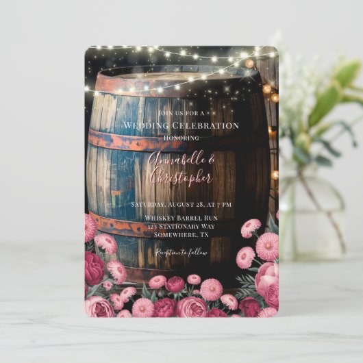 Rustikale Draußbarrel Hochzeitsfeier Einladung (Stehend Vorderseite)