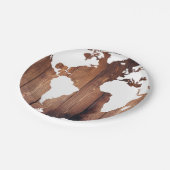 Rustikale dunkle Holzplanen und weiße Weltkarte Pappteller (Schrägansicht)