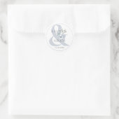 Rustikale Dusty Blue Ampersand & Blumenhochzeit Runder Aufkleber (Tasche)