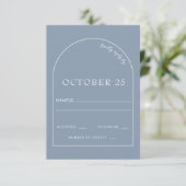 Rustikale dusty Blue Modern Arch Wedding RSVP Karte (Stehend Vorderseite)