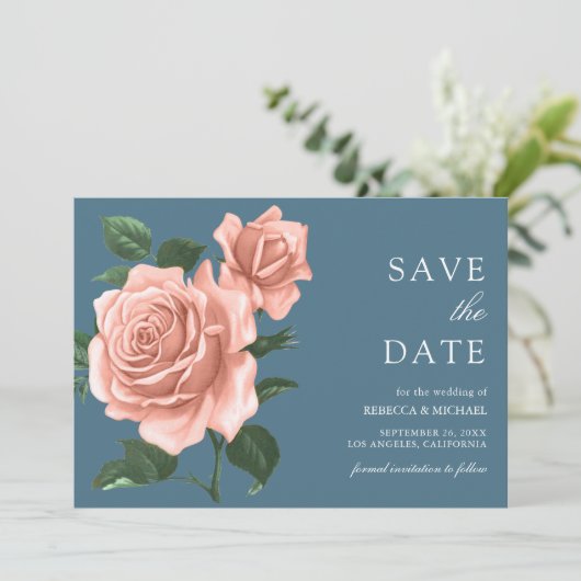 Rustikale Dusty Blue Peach Rose Hochzeit Save The Date (Stehend Vorderseite)