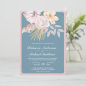 Rustikale Dusty Blue Rose Pink Floral QR Code Hoch Einladung (Stehend Vorderseite)