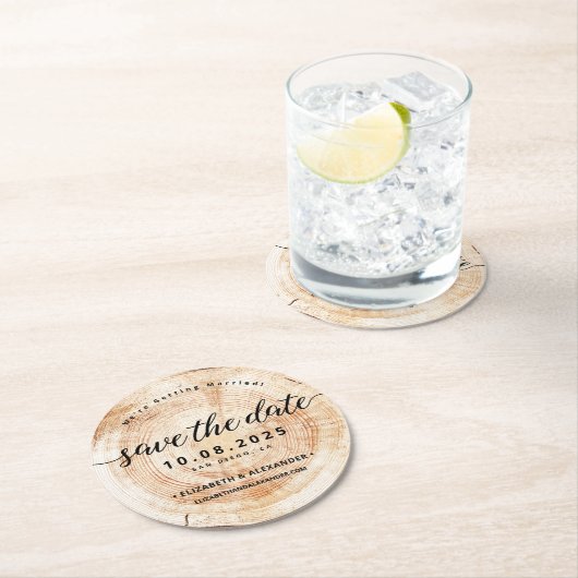 Rustikale, einfache Holzställe-Hochzeit retten das Runder Pappuntersetzer (Vor Ort)