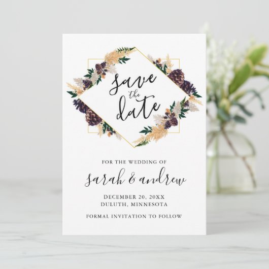 Rustikale Elegance Pine Cone Grüne Save the Date (Stehend Vorderseite)